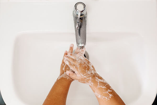 Child washing hands 
